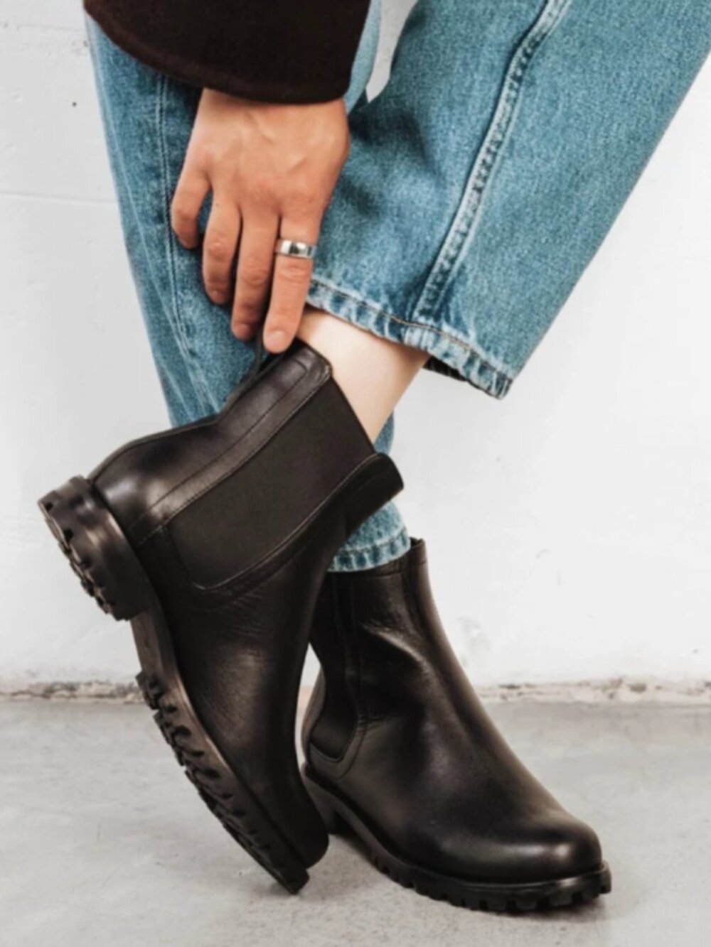Sam Edelman Black Leather Lug Sole Chelsea Ankle Booties Boots Women's Size 6